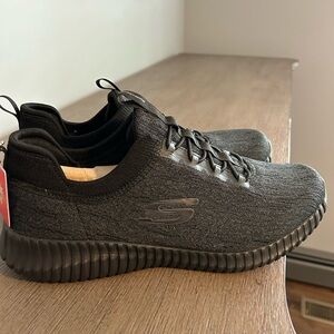 NWT Men’s wide fit Skechers tennis shoes.